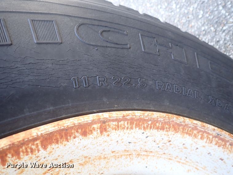 image for item DS7013 1996 International 4700  truck cab and chassis