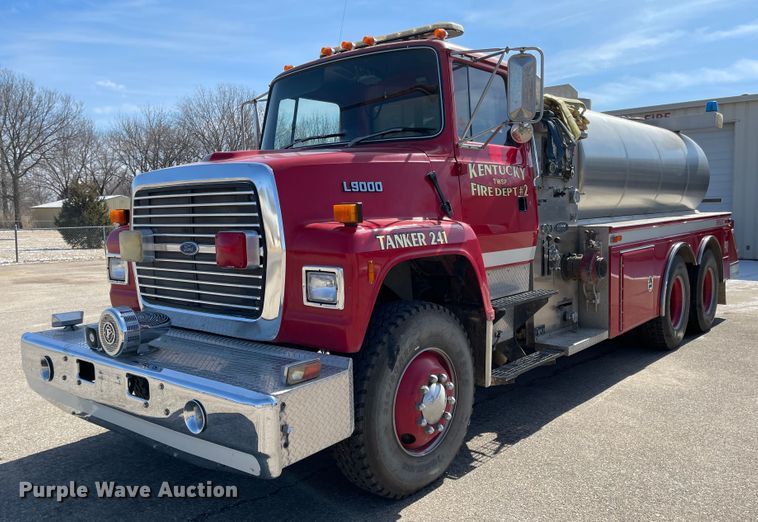 image for item FV9256 1994 Ford LNT9000  pumper fire truck