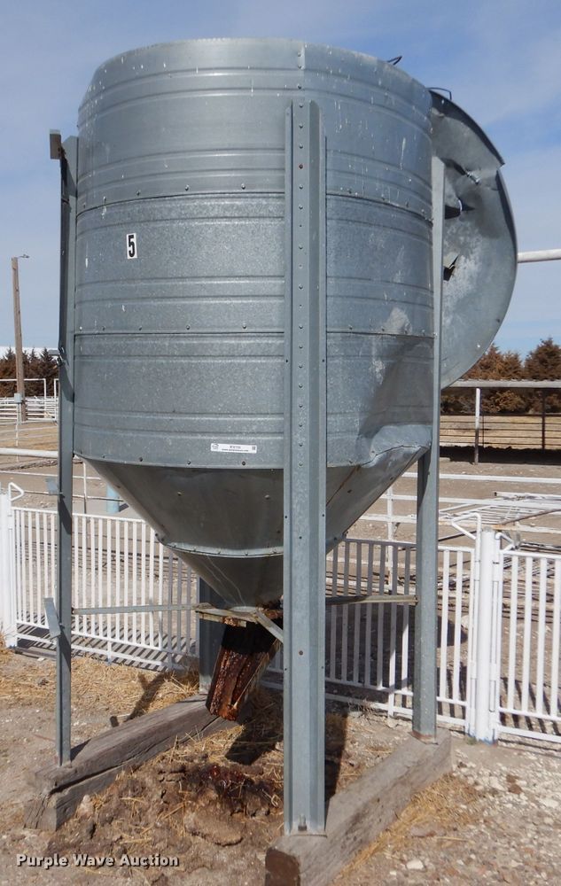 image for item IE9735 Grain bin