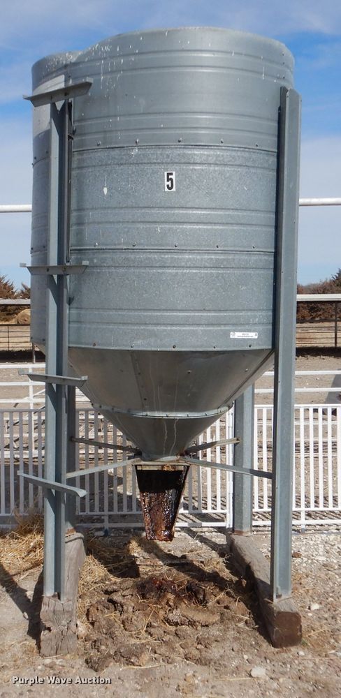image for item IE9735 Grain bin