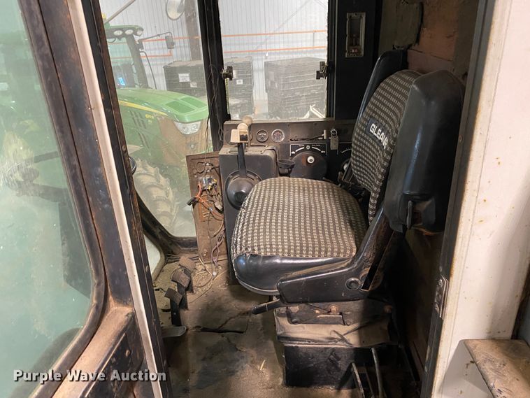 image for item IG9721 1979 Gleaner F2  combine