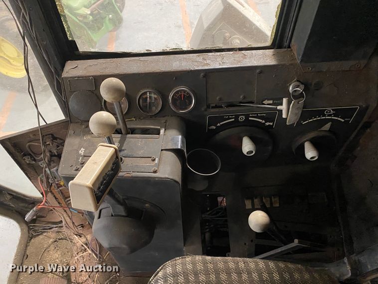 image for item IG9721 1979 Gleaner F2  combine