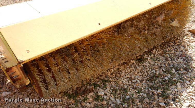 image for item IH9221 MB 60" W skid steer broom