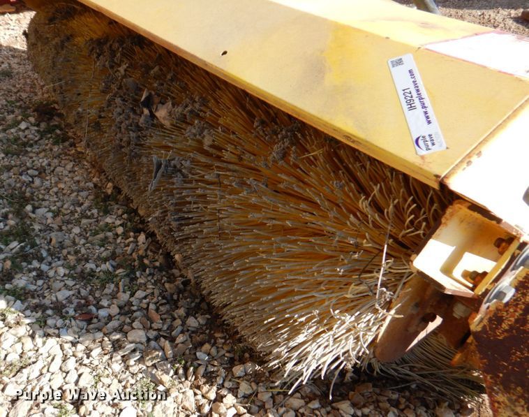 image for item IH9221 MB 60" W skid steer broom