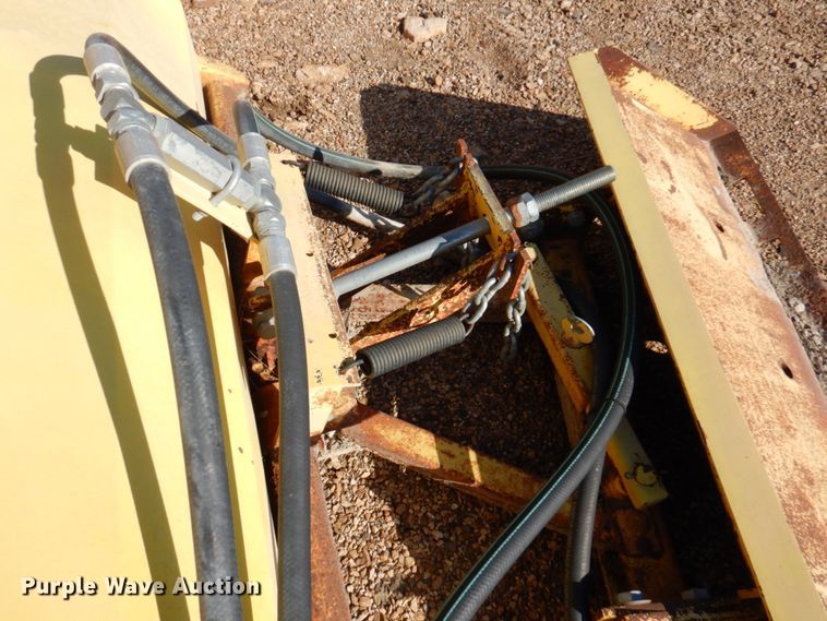 image for item IH9221 MB 60" W skid steer broom