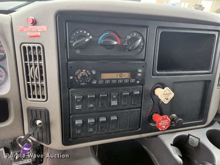 image for item JG9195 2013 International 7400  dump truck