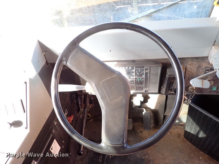 image for item JO9746 2001 International 3800  school bus