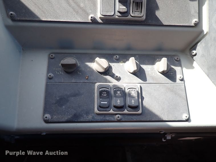 image for item JO9746 2001 International 3800  school bus