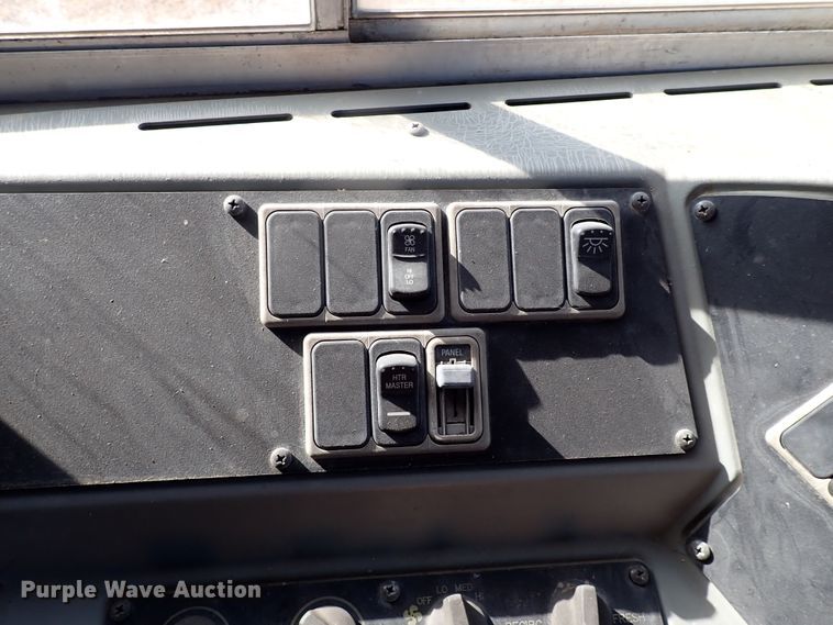 image for item JO9746 2001 International 3800  school bus