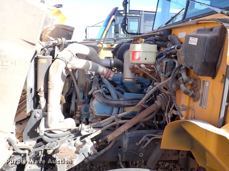 image for item JO9746 2001 International 3800  school bus