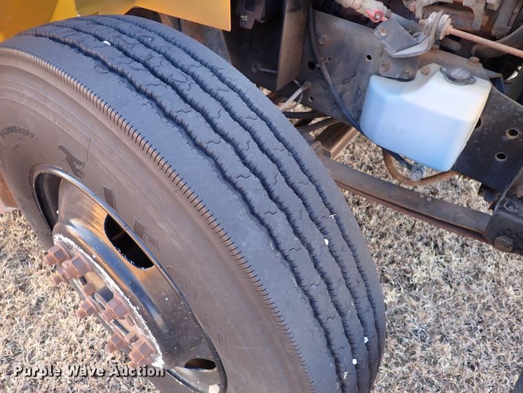 image for item JO9746 2001 International 3800  school bus