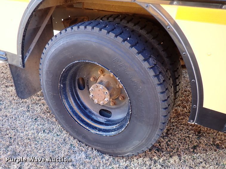 image for item JO9746 2001 International 3800  school bus