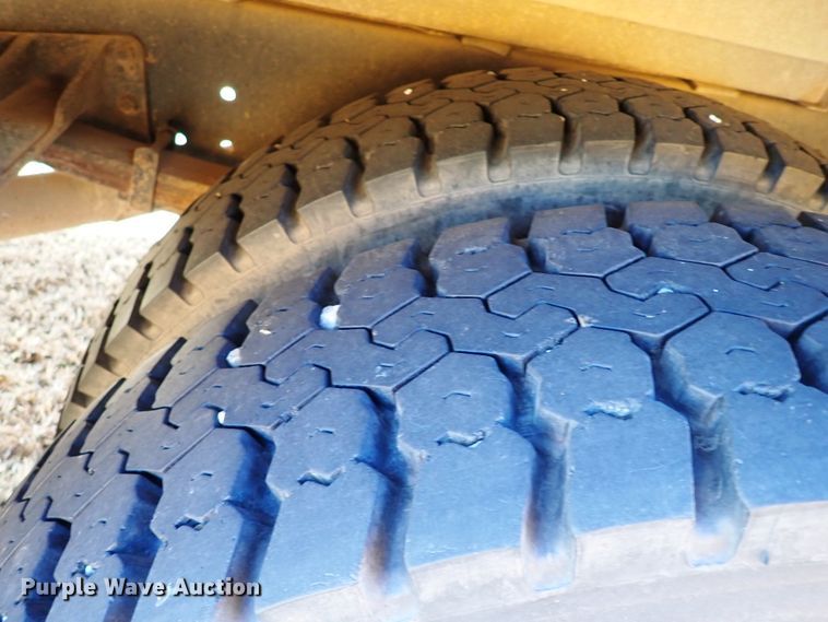 image for item JO9746 2001 International 3800  school bus