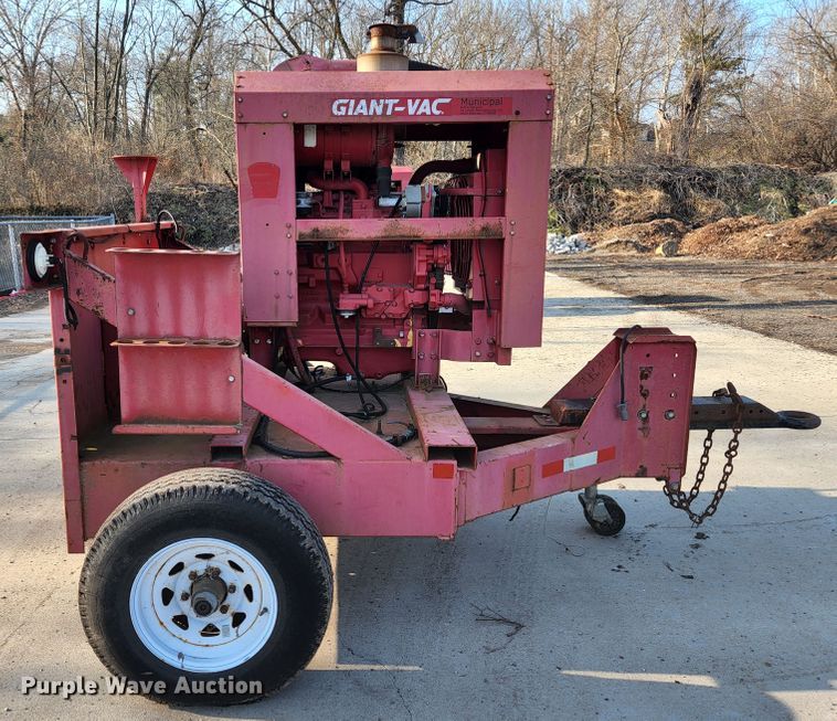 image for item KH9701 2007 Giant-vac TM6600JDTB-HW  leaf vacuum