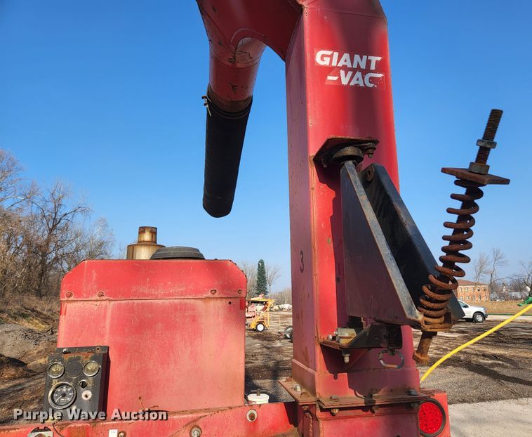 image for item KH9702 2009 Giant-vac TM6600JDTB-HW  leaf vacuum