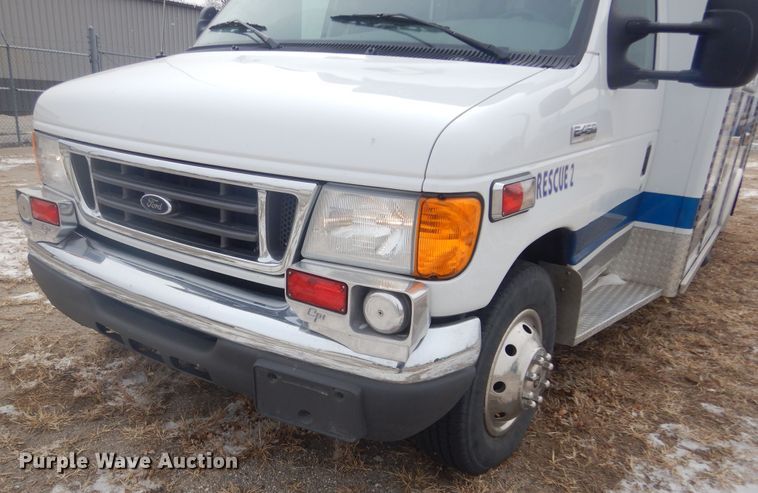 image for item MX9815 2006 Ford E450 Super Duty  ambulance