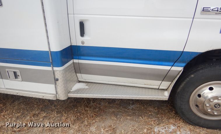 image for item MX9815 2006 Ford E450 Super Duty  ambulance