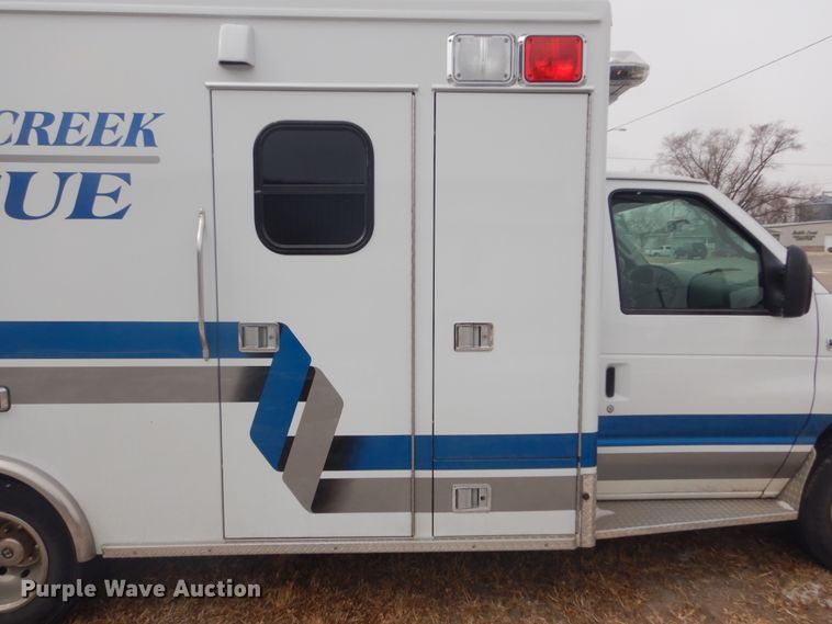 image for item MX9815 2006 Ford E450 Super Duty  ambulance