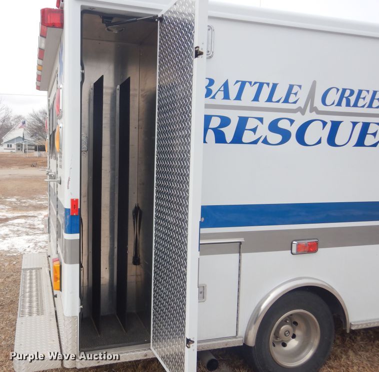 image for item MX9815 2006 Ford E450 Super Duty  ambulance