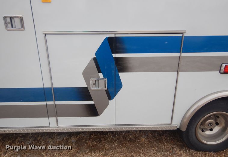 image for item MX9815 2006 Ford E450 Super Duty  ambulance