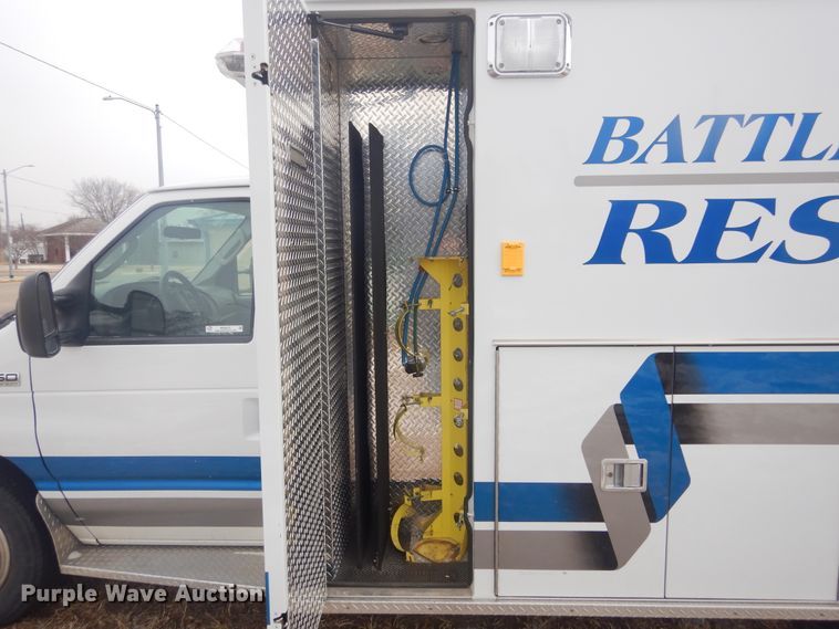 image for item MX9815 2006 Ford E450 Super Duty  ambulance