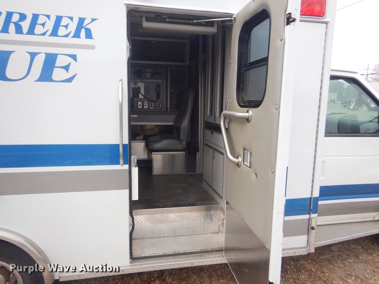 image for item MX9815 2006 Ford E450 Super Duty  ambulance