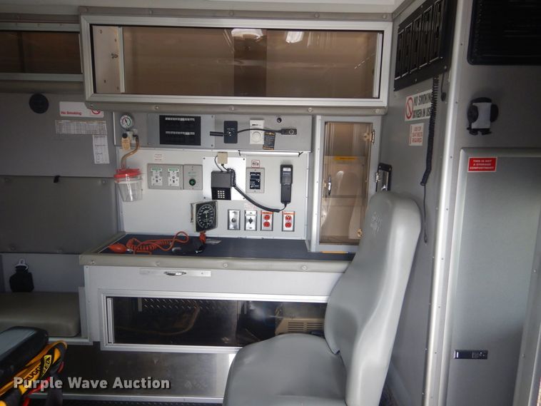 image for item MX9815 2006 Ford E450 Super Duty  ambulance
