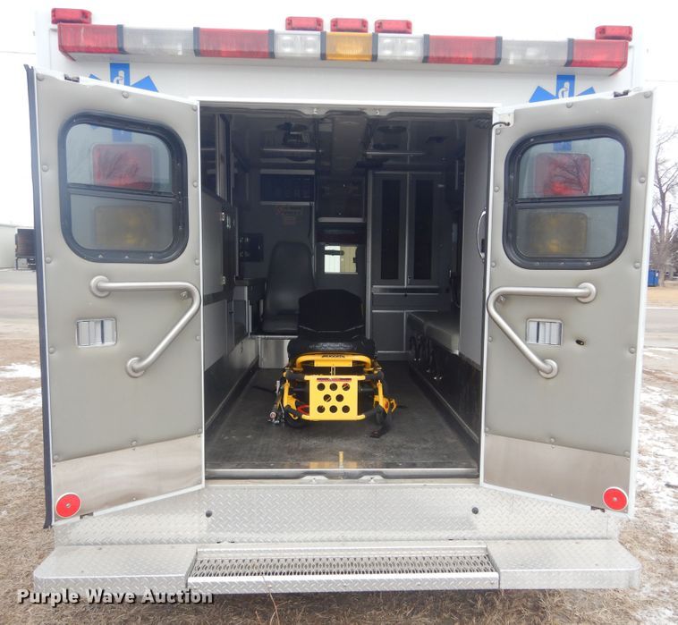 image for item MX9815 2006 Ford E450 Super Duty  ambulance