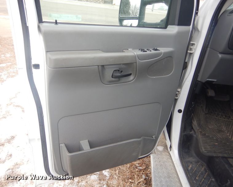 image for item MX9815 2006 Ford E450 Super Duty  ambulance