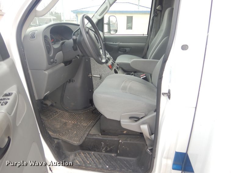 image for item MX9815 2006 Ford E450 Super Duty  ambulance