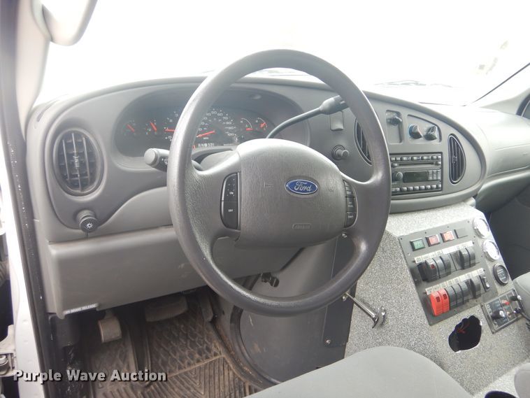 image for item MX9815 2006 Ford E450 Super Duty  ambulance