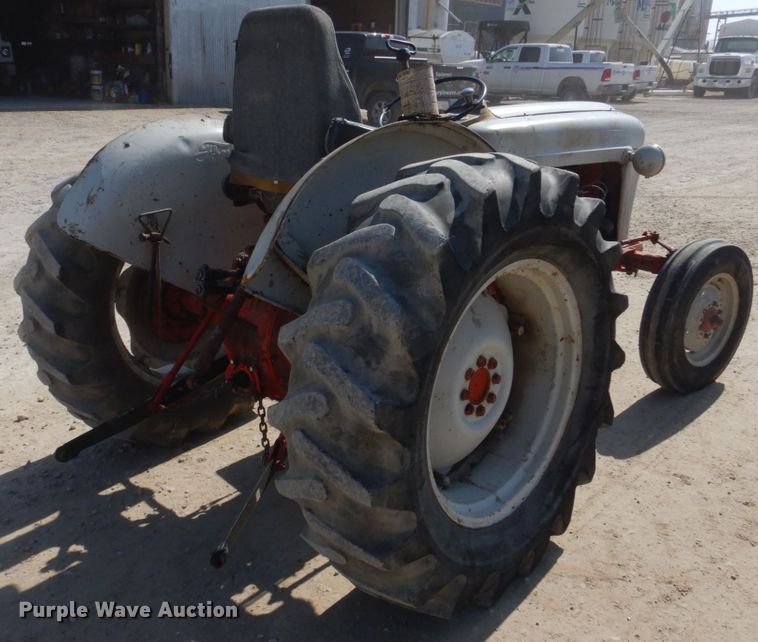 image for item DE7522 Ford 800 Series  tractor