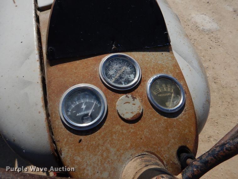 image for item DE7522 Ford 800 Series  tractor