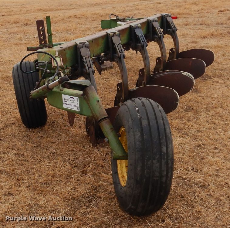image for item DF0085 John Deere 2600  five bottom plow