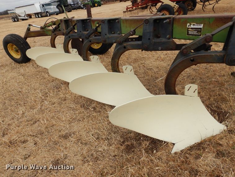 image for item DF0085 John Deere 2600  five bottom plow
