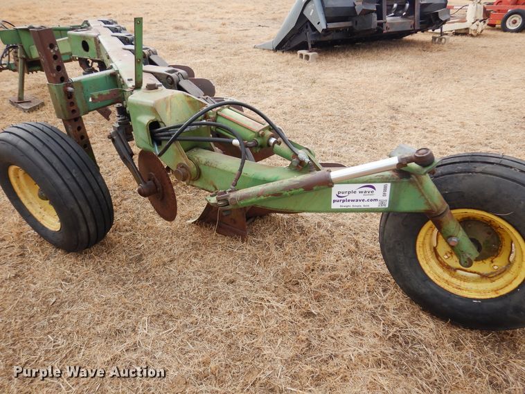 image for item DF0085 John Deere 2600  five bottom plow