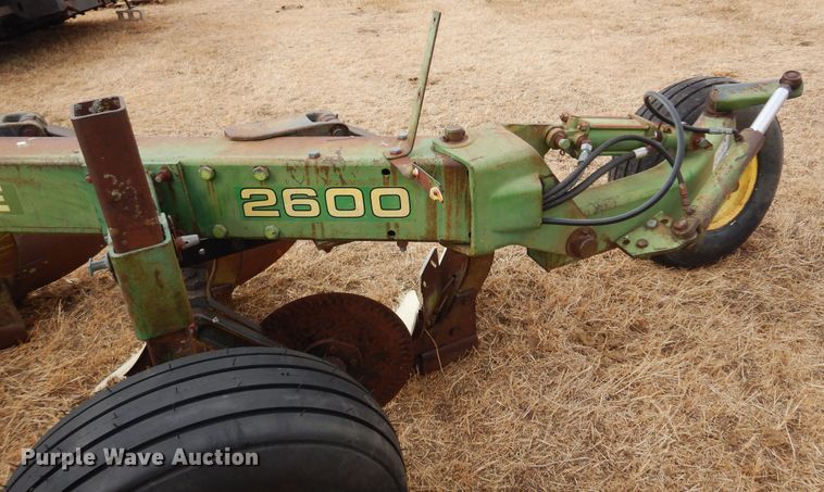 image for item DF0085 John Deere 2600  five bottom plow