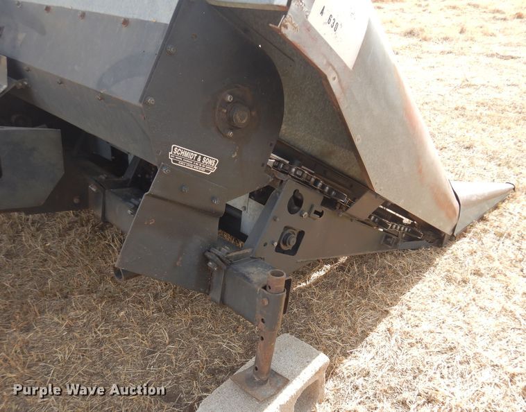 image for item DF0086 AGCO A-630  corn head