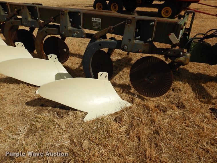 image for item DF0093 John Deere 2700  six bottom plow