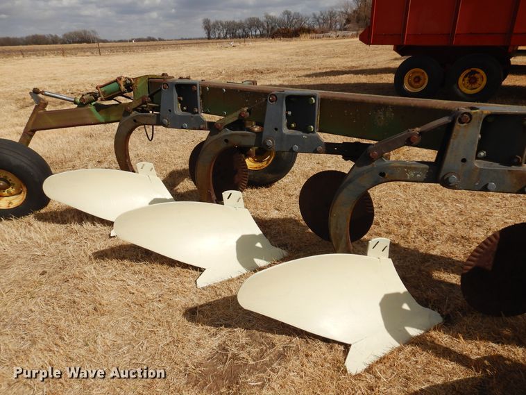 image for item DF0093 John Deere 2700  six bottom plow