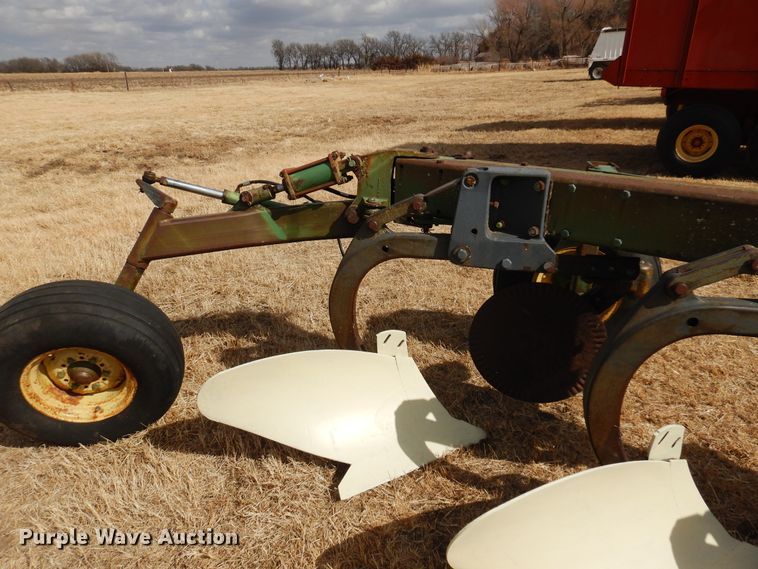 image for item DF0093 John Deere 2700  six bottom plow