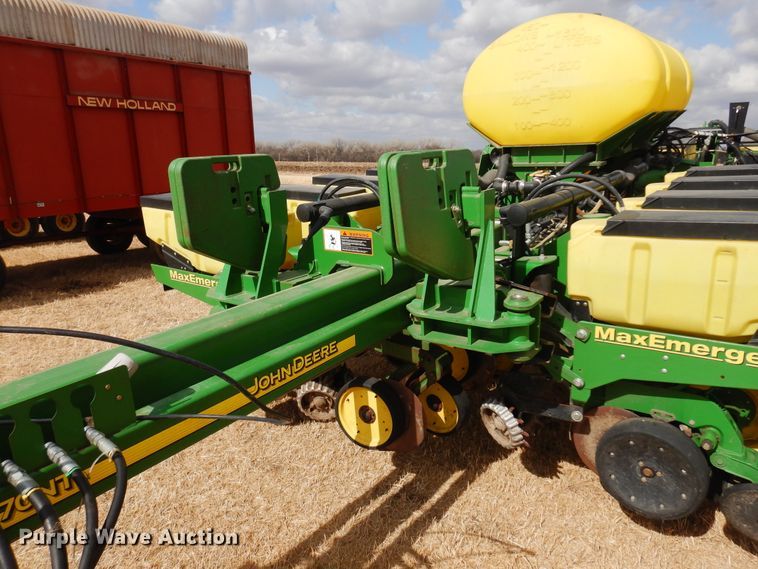 image for item DF0096 2011 John Deere 1770 MaxEmerge XP  no-till planter