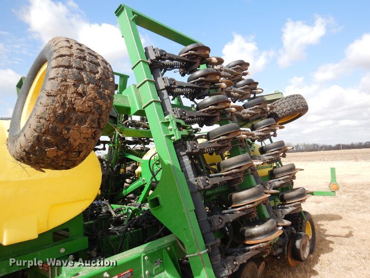 image for item DF0097 2014 John Deere 1990 CCS  air seeder