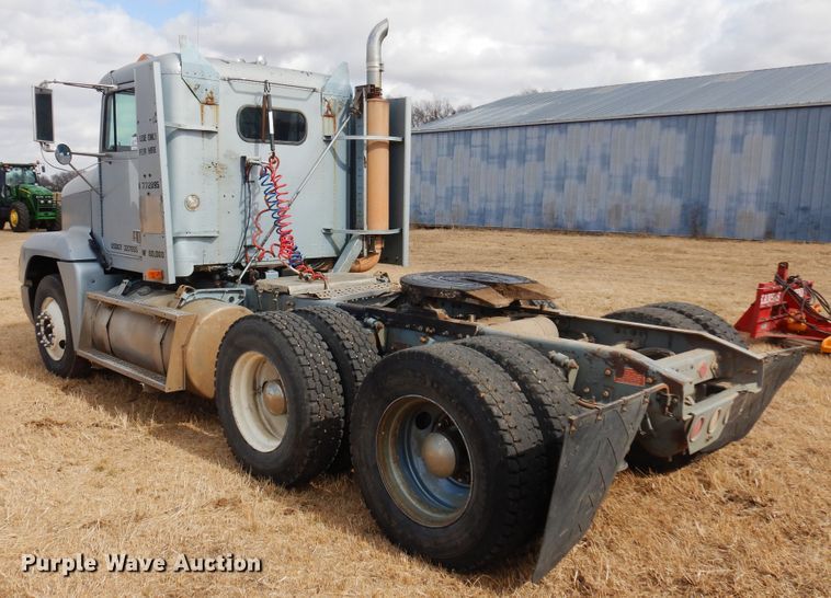 image for item DF0099 1996 Freightliner FLD120  semi truck