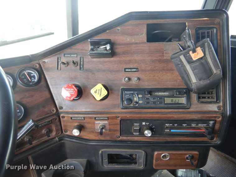 image for item DF0099 1996 Freightliner FLD120  semi truck