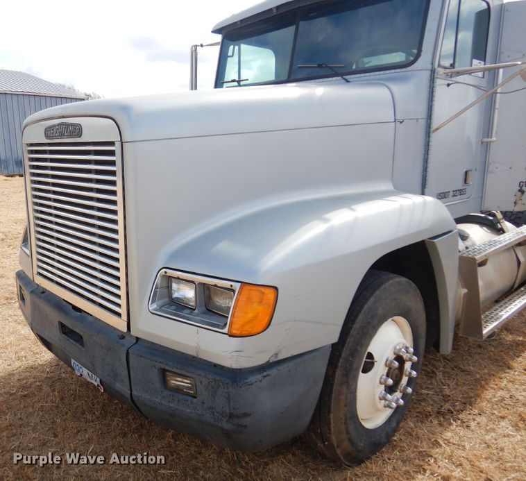 image for item DF0099 1996 Freightliner FLD120  semi truck