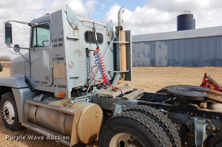 image for item DF0099 1996 Freightliner FLD120  semi truck