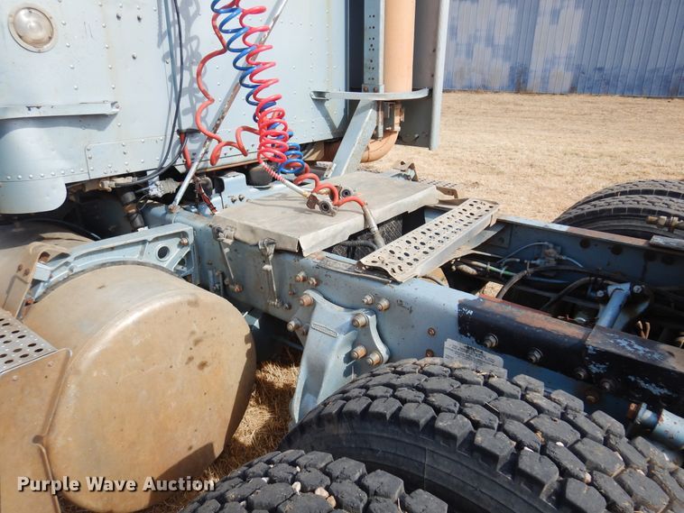 image for item DF0099 1996 Freightliner FLD120  semi truck