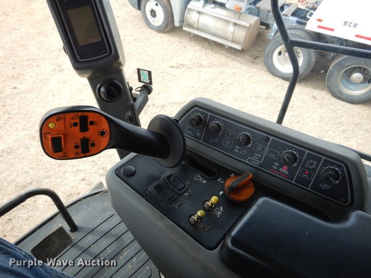 image for item DF0101 2008 Gleaner R75  combine