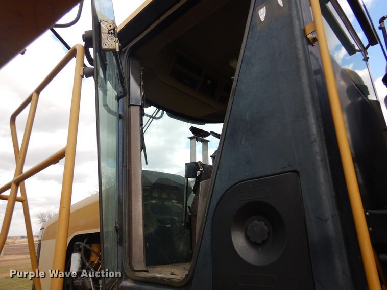 image for item DF0102 Ag-Chem RoGator 1064  sprayer